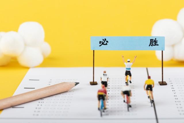 高考朋友圈文案简短，高考励志名言鼓励语录？