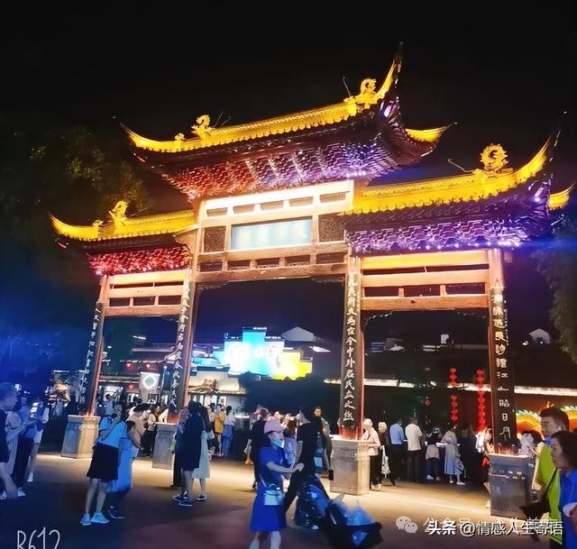 夜景配一句话朋友圈，灯火阑珊一句话情侣？
