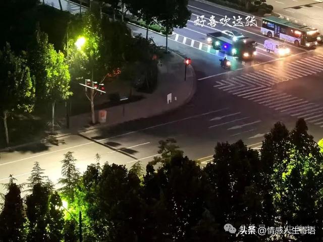 夜景配一句话朋友圈，灯火阑珊一句话情侣？