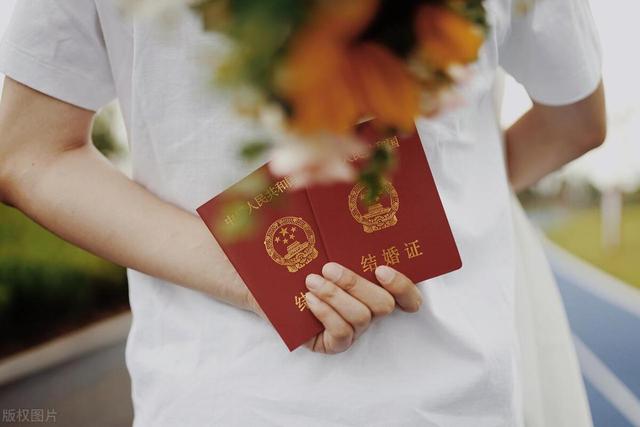 结婚朋友圈配文简短，婚礼分享朋友圈文案？