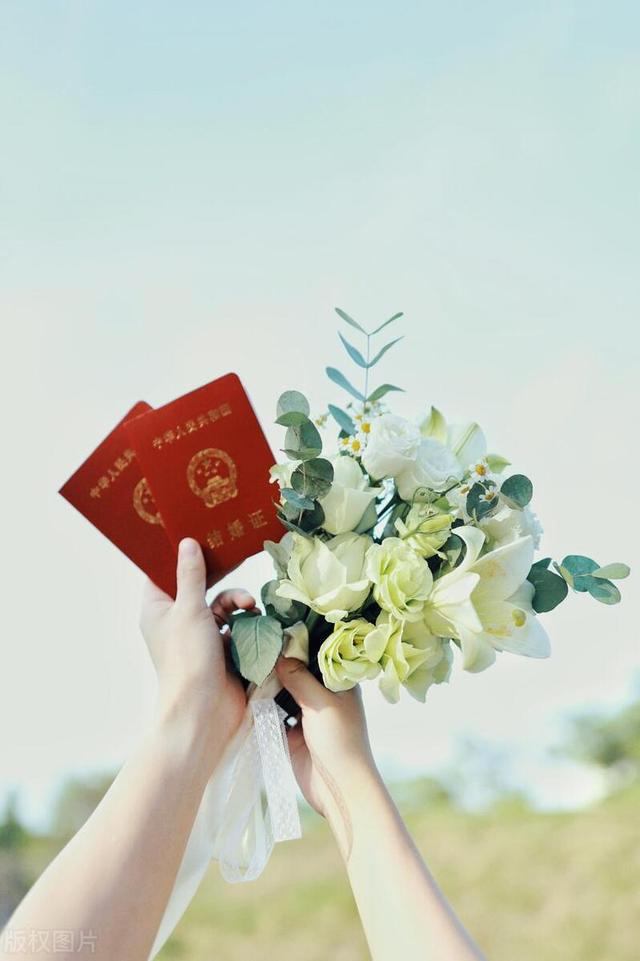 结婚朋友圈配文简短，婚礼分享朋友圈文案？