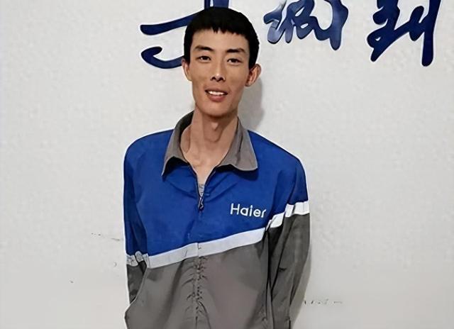 他跳下去瞬间被无数双手紧紧抓住，他跳下去瞬间被无数双手紧紧抓住了英语？