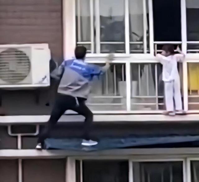 他跳下去瞬间被无数双手紧紧抓住，他跳下去瞬间被无数双手紧紧抓住了英语？