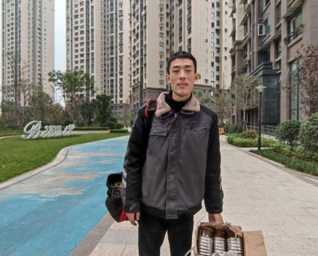 他跳下去瞬间被无数双手紧紧抓住，他跳下去瞬间被无数双手紧紧抓住了英语？