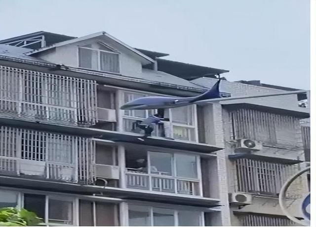他跳下去瞬间被无数双手紧紧抓住，他跳下去瞬间被无数双手紧紧抓住了英语？