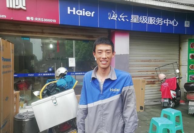 他跳下去瞬间被无数双手紧紧抓住，他跳下去瞬间被无数双手紧紧抓住了英语？